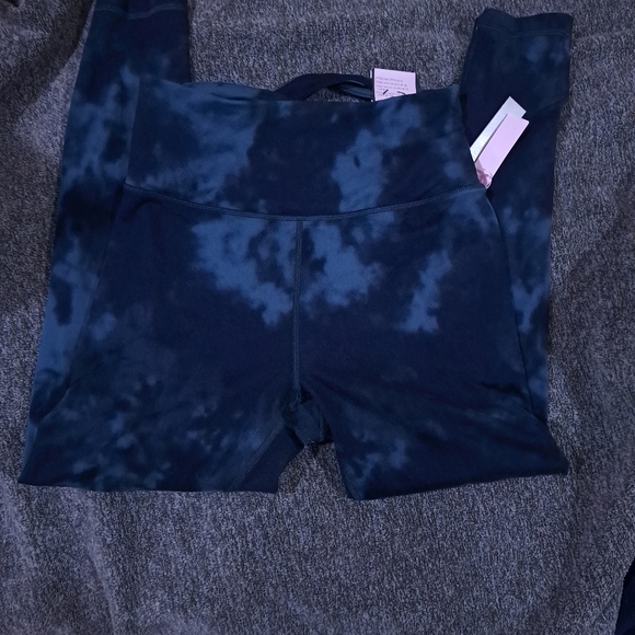 Victoria Secret - Picture 2 of 4